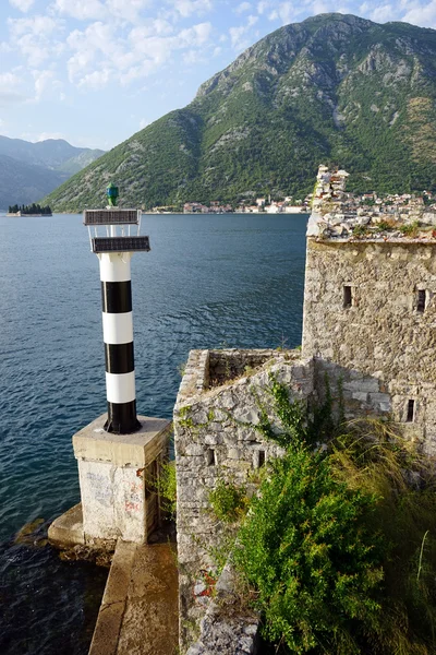 Deniz feneri ve kilise — Stok fotoğraf