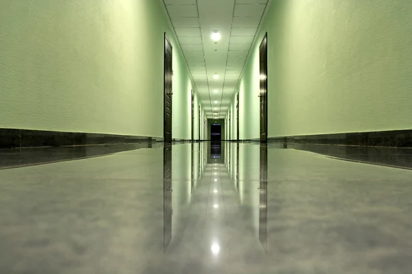 Couloir dans un bâtiment moderne — Photo