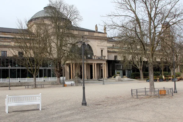 Wiesbaden kurpark en kurhaus — Stockfoto