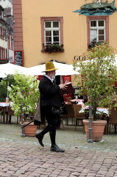 Un hombre con ropa medieval en Heidelberg —  Fotos de Stock