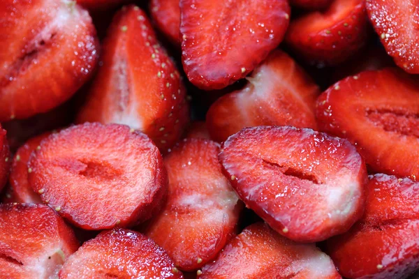 Frische Erdbeeren schneiden — Stockfoto