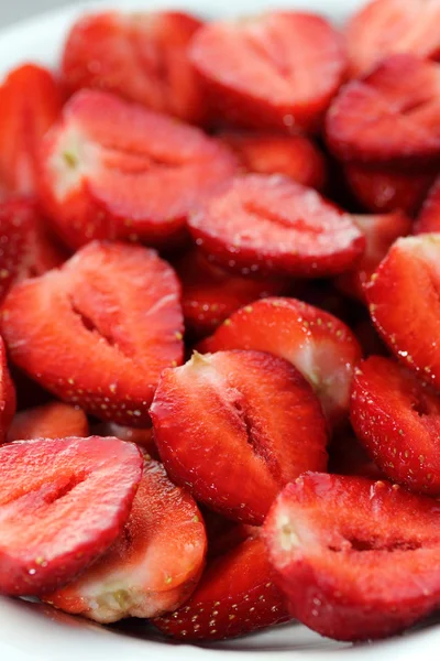 Skär färska jordgubbar — Stockfoto