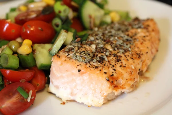 Filete de salmón con ensalada —  Fotos de Stock