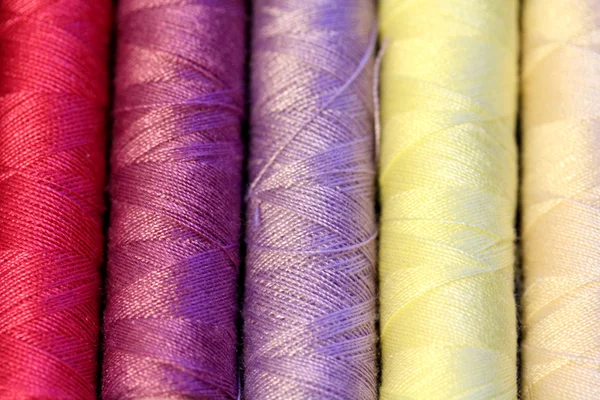 Hilos de coser multicolores — Foto de Stock