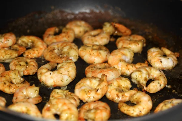 Fried shrimp in a pan — Stock Photo, Image