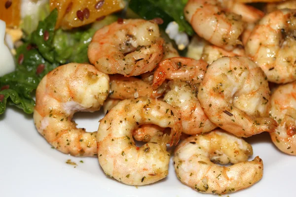 Gebakken garnalen met salade — Stockfoto