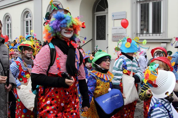 Palyaçolar, karnaval geçit sokak — Stok fotoğraf