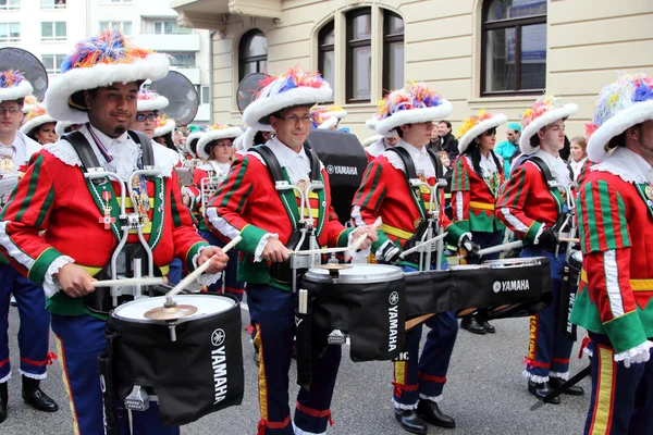 Músicos en desfile callejero de carnaval — Foto de Stock