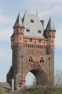 Almanya 'nın Worms şehrindeki ünlü Nibelungentower. 1897 ve 1900 yılları arasında, Solucanlar yakınlarındaki Ren nehrinin üzerine ilk kez sabit bir köprü inşa edildi..