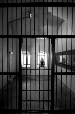 parmaklıklar arkasında kız