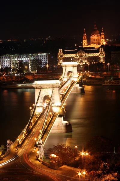 Budapesztu w godzinach wieczornych, oświetlenie dekoracyjne i mosty. — Zdjęcie stockowe