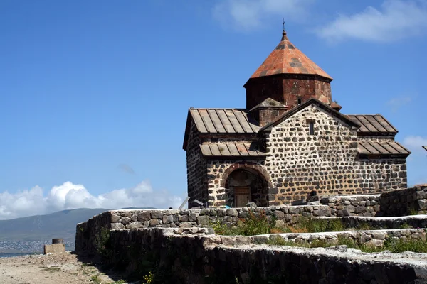 セバン湖上の中世の教会 — ストック写真