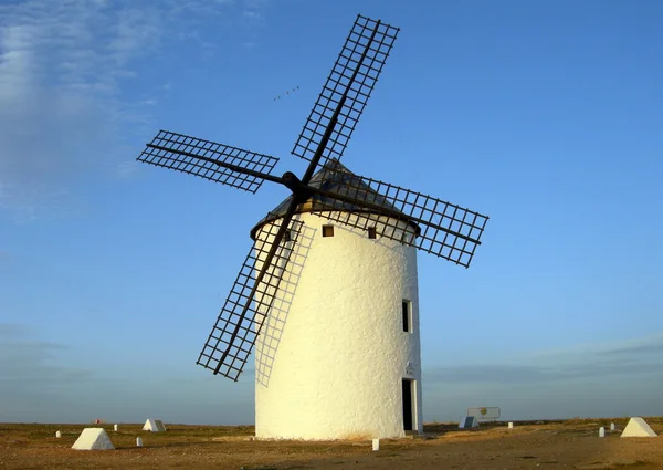 Väderkvarnar, consuegra, Kastilien-la mancha, Spanien — Stockfoto