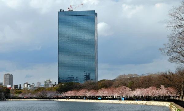 Kilátás nyílik a modern osaka city-től a régi kastély Osaka, Japán — Stock Fotó