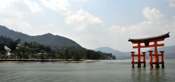 Torii poort op miyajima, hiroshima - japan — Stockfoto