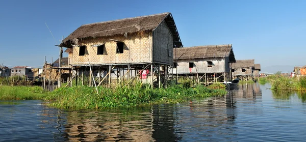 Huizen op Inlemeer, myanmar — Stockfoto