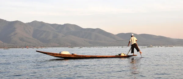 Fiskare på sjön inle — Stockfoto