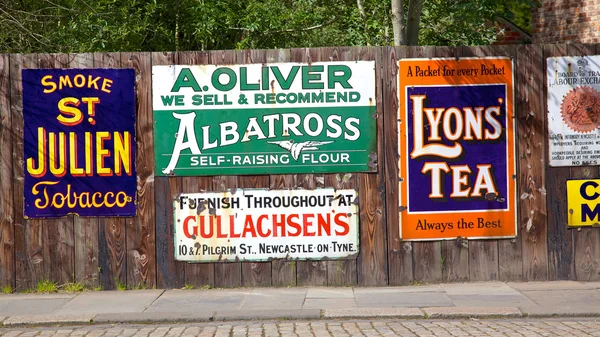 Tableros publicitarios antiguos — Foto de Stock