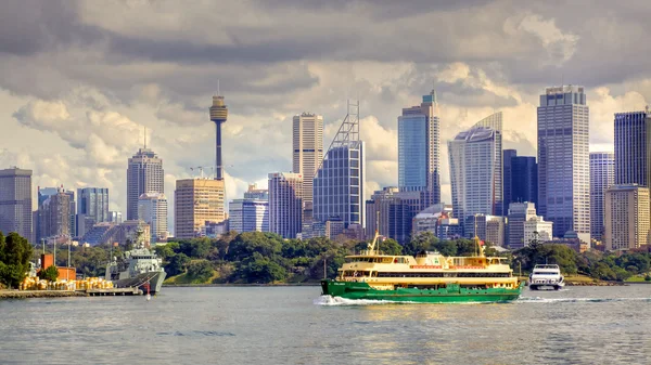 悉尼的天际线和渡轮 — 图库照片