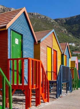 açık renklerle boyalı ahşap banyo kulübeleri, st james beach, yakın cape town, Güney Afrika.