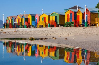 açık renklerle boyalı ahşap banyo kulübeleri, st james beach, yakın cape town, Güney Afrika.