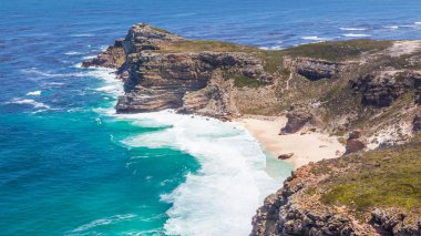 Diaz Plajı (nam-ı diğer Ümit Burnu), Güney Afrika 'daki Masa Dağı Ulusal Parkı' ndaki Cape Point 'e komşu..