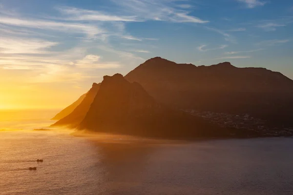 Vissersboten Die Bij Zonsondergang Baai Van Hout Binnenvaren Nabij Kaapstad — Stockfoto