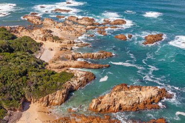 Coney Glen, Güney Afrika 'nın Bahçe Yolu' nun kalbinde, Knysna 'nın turizm merkezinde yer alıyor..
