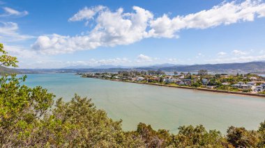 Güney Afrika 'nın Bahçe Yolu' ndaki Knysna kasabasında yer alan Knysna Lagünündeki Boş Ada