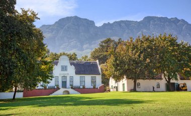 Güney Afrika 'da Stellenbosch yakınlarında bir Ulusal Miras Alanı olan Rustenberg Şarap Evi' nin bir parçası olan Schoongezicht Malikanesi..