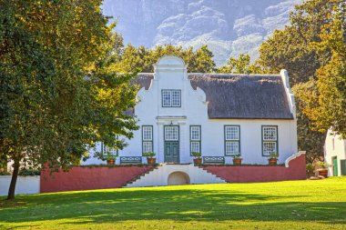Güney Afrika 'da Stellenbosch yakınlarında bir Ulusal Miras Alanı olan Rustenberg Şarap Evi' nin bir parçası olan Schoongezicht Malikanesi..