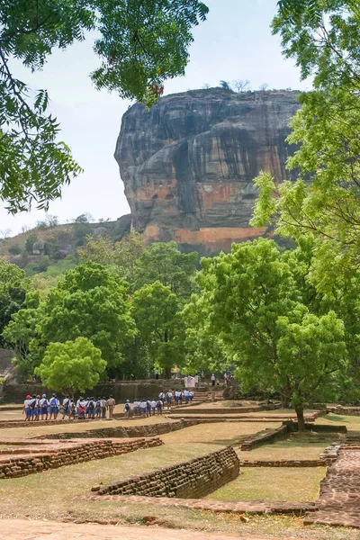 在斯里兰卡古代岩石要塞Sigiriya 联合国教科文组织世界遗产 脚下的花园里 学童们正在探险 — 图库照片