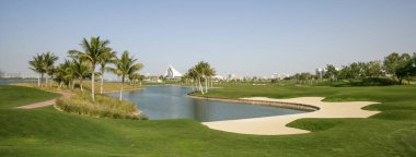 DUBAI, BAE - 8 Şubat 2005: Dubai Creek Golf and Yacht Club, Dubai 'deki birçok golf kulübünün öncüsü olarak ilk kez 1993 yılında yelken şeklinde bir kulüp binası ile açılmıştır. Kulüp 1999 ve 2000 yıllarında Dubai Desert Classic 'e ev sahipliği yapmıştır..
