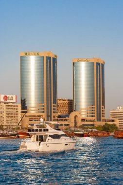 DUBAI, BAE - 27 Ekim 2007: Dubai Creek 'e bakan Deira İkiz Kuleleri, Dubai silueti üzerinde tarihi bir yapıdır..