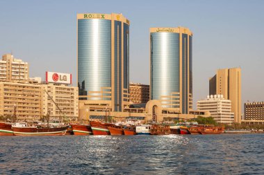 DUBAI, BAE - 27 Ekim 2007: Dubai Creek 'e bakan Deira İkiz Kuleleri, Dubai silueti üzerinde tarihi bir yapıdır..