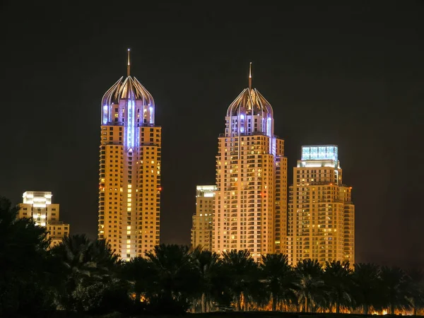 アラブ首長国連邦のドバイマリーナのタワーブロックの夜景 — ストック写真