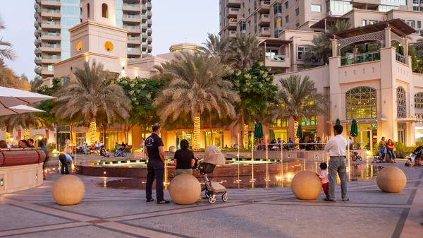 Dubai Marina Uae November 2007 People Relaxing Night Fountain Dubai — Stock Photo, Image