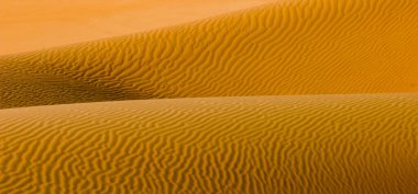 Birleşik Arap Emirlikleri 'nde Dubai yakınlarında soyut kum tepecikleri desenleri.