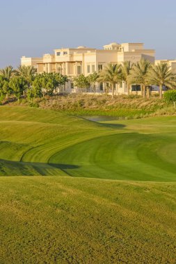 Dubai, Birleşik Arap Emirlikleri 'ndeki Emirates Hills' teki golf sahasına bakan lüks bir villa..