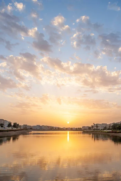 Puesta Sol Sobre Lago Emirates Hills Dubai Los Emiratos Árabes Imagen de stock