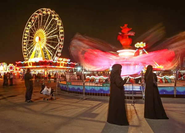 Dubai Uae March 2005 Two Unidentified Arab Women Watching Ride — Stok fotoğraf