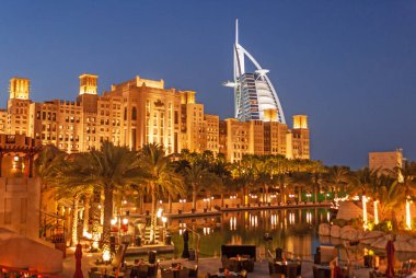 DUBAI, BAE - 18 Şubat 2007: Dubai 'de beş yıldızlı oteller, süslü çarşılar ve lüks restoranlardan oluşan bir Arap mini şehri olan Madinat Jumeirah' da gece vaktidir.