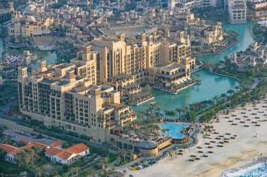 DUBAI, BAE - 3 Mart 2005: Dubai 'de beş yıldızlı oteller, süslü çarşılar ve lüks restoranlardan oluşan bir Arap mini şehri olan Madinat Jumeirah' ın havadan görünüşü.