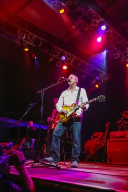 DUBAI, BAE - 25 Mart 2005: Mark Knopfler 3 Mart 2005 'te Dubai' de konser verdi.