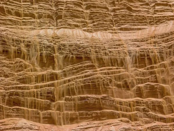Birleşik Arap Emirlikleri 'nde Dubai yakınlarındaki bir çölden dökülen bir kum şelalesi..