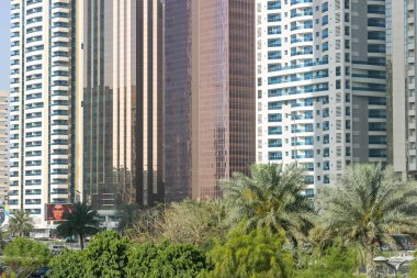 DUBAI, BAE - 25 Mart 2004: İHA 'nın Dubai' deki ana caddesi olan Şeyh Zayed Yolu 'nu kaplayan tarihi bir ofis ve apartman manzarası.