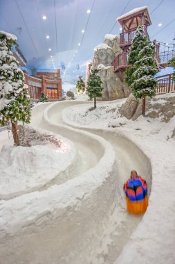 DUBAI, BAE - 5 ARALIK 2005: Dubai, BAE 'deki Emirliklerin AVM' sinde Ski Dubai 'de kimliği belirlenemeyen bir kadın luger.