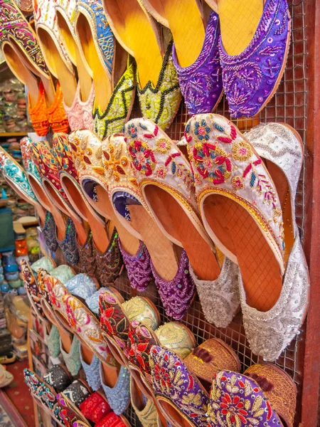 Kleurrijke Schoenen Arabische Stijl Tentoongesteld Dubai Textile Souk Verenigde Arabische — Stockfoto