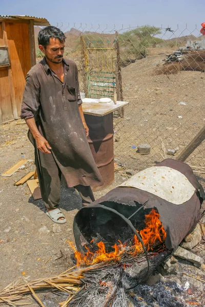 Marbad Uae September 2005 Farm Worker Making Bread Area Marbad — 图库照片