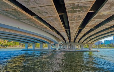 Narrows Köprüsü 'nün altında Perth, Batı Avustralya' daki Kuğu Nehri 'ni geçiyor..